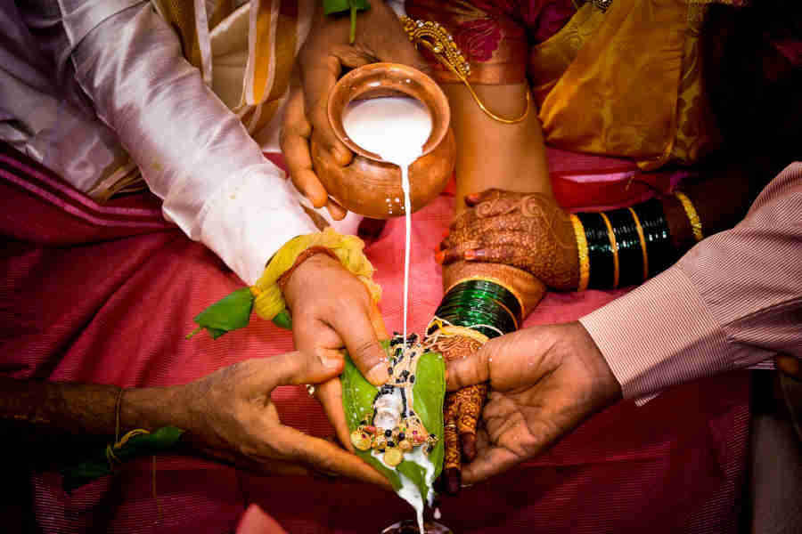 indian-marriage-photo-of-performing-ritual-as-a-symbol-of-fullfilling-responsibility-by-the-parents