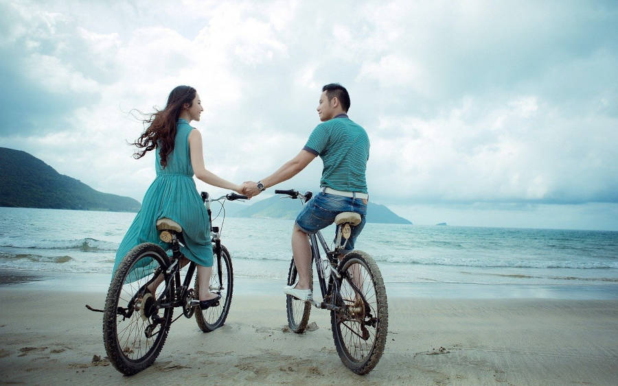 image-of-couple-on-seperate-bicycles-as-a-symbol-of-eliminating-the-distance-in-relationship